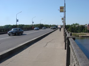 Проезжая часть моста.